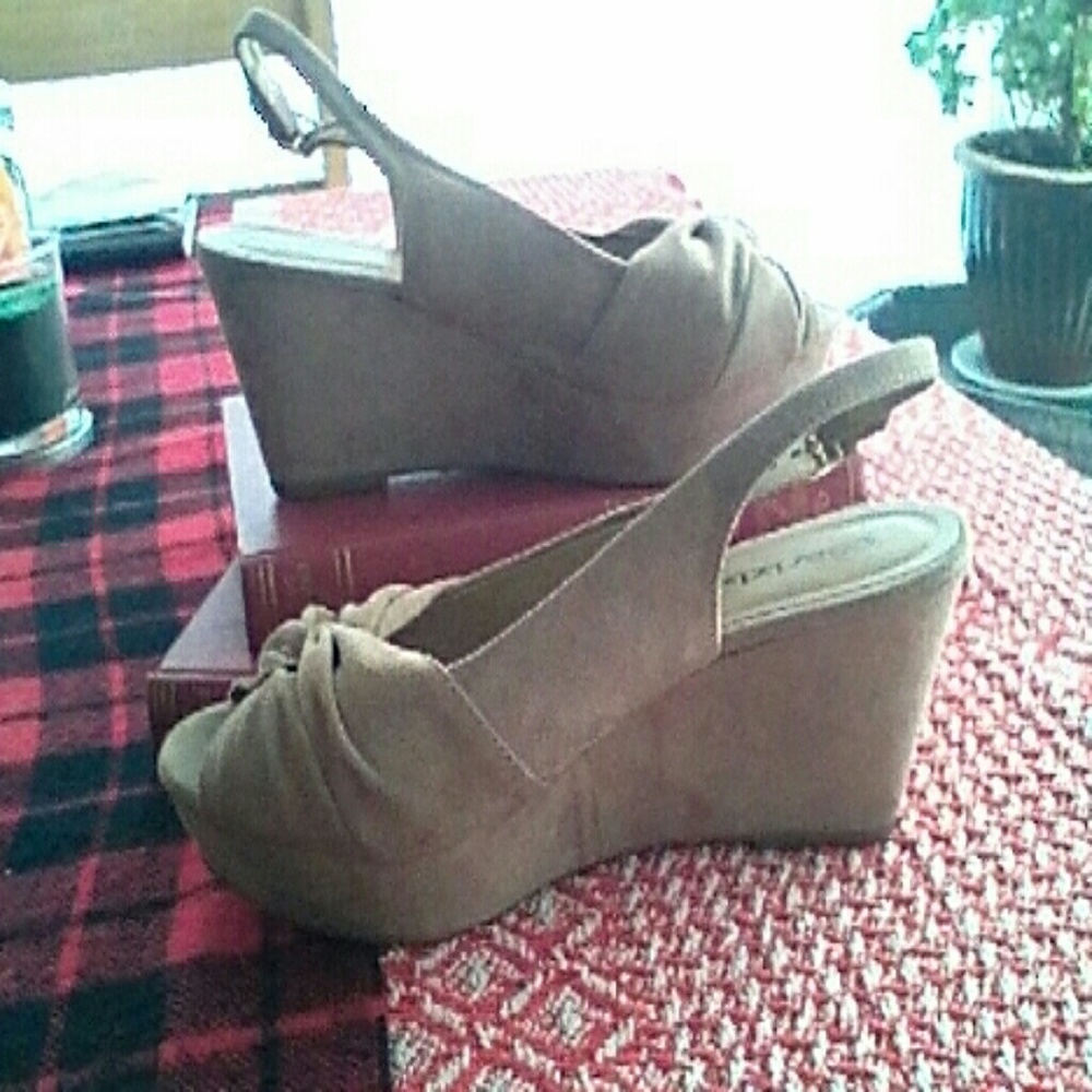 Cabrizi fawn colored suade wedge sandals size 8.5